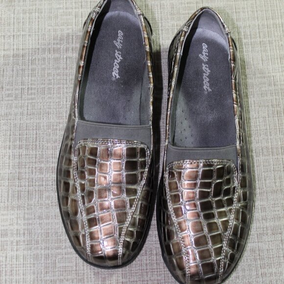 NWOT Easy Street Size 6 Silver / Bronze Croc Imprint Shoes - Picture 1 of 5